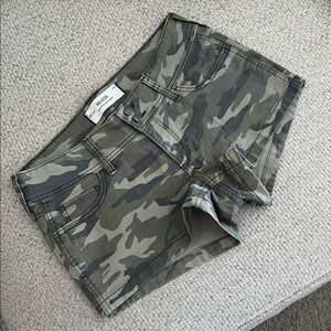 HOLLISTER Low Rise Camo Twill Shortie Shorts